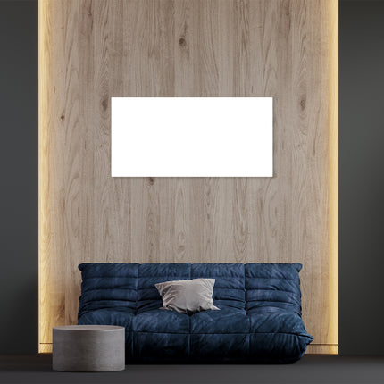 Precioso sofá moderno contra una pared trasera de madera con panel de infrarrojos ECAROS, solución de calefacción elegante y eficiente.
