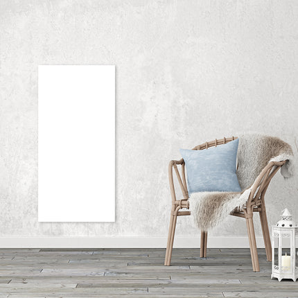 Pared trasera gris claro con panel de infrarrojos de cristal blanco satinado de ECAROS, solución de calefacción elegante y energéticamente eficiente.