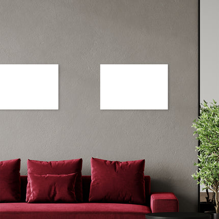Sofá rojo con dos paneles infrarrojos de 600 vatios en la pared de arriba, solución de calefacción elegante y eficiente para la sala de estar.