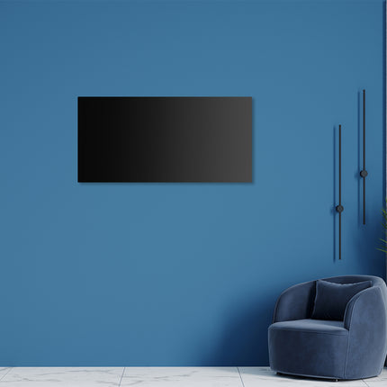 Sofá azul contra una pared azul con un calentador infrarrojo negro en la pared, solución de calefacción elegante y eficiente para una sala de estar colorida.
