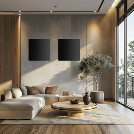 Dos paneles de infrarrojos de color negro satinado en la pared, mientras el sol brilla en la habitación, para una solución de calefacción elegante y eficiente en una habitación luminosa.