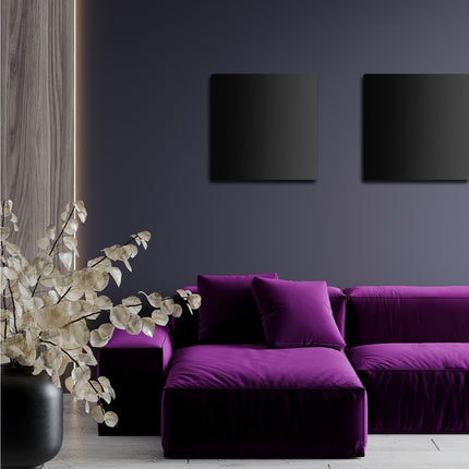 Los paneles infrarrojos de vidrio negro ECAROS sobre un sofá violeta le dan a la habitación un aspecto lujoso y brindan calefacción eficiente.