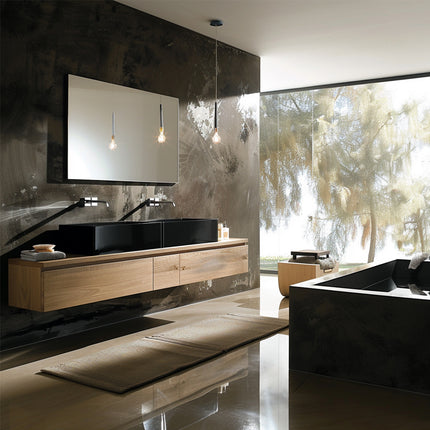 Luxe badkamer met een infrarood spiegel boven de lavabo, biedt een elegante en efficiënte verwarmingsoplossing.