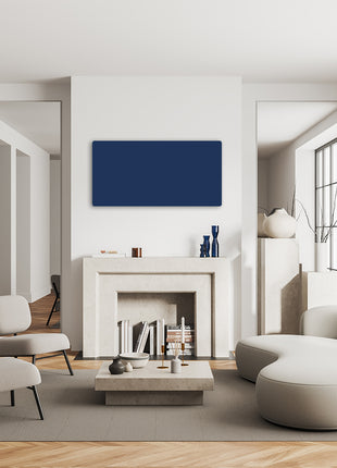 Blauwe infrarood verwarming tegen een witte muur boven de schouwmantel, stijlvolle en efficiënte verwarmingsoplossing voor de woonkamer.