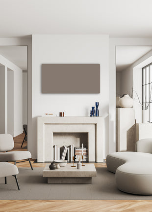 1000 watt ECAROS infrarood paneel in beige kleur tegen een witte muur boven de schouwmantel, stijlvolle en efficiënte verwarmingsoplossing voor de woonkamer.